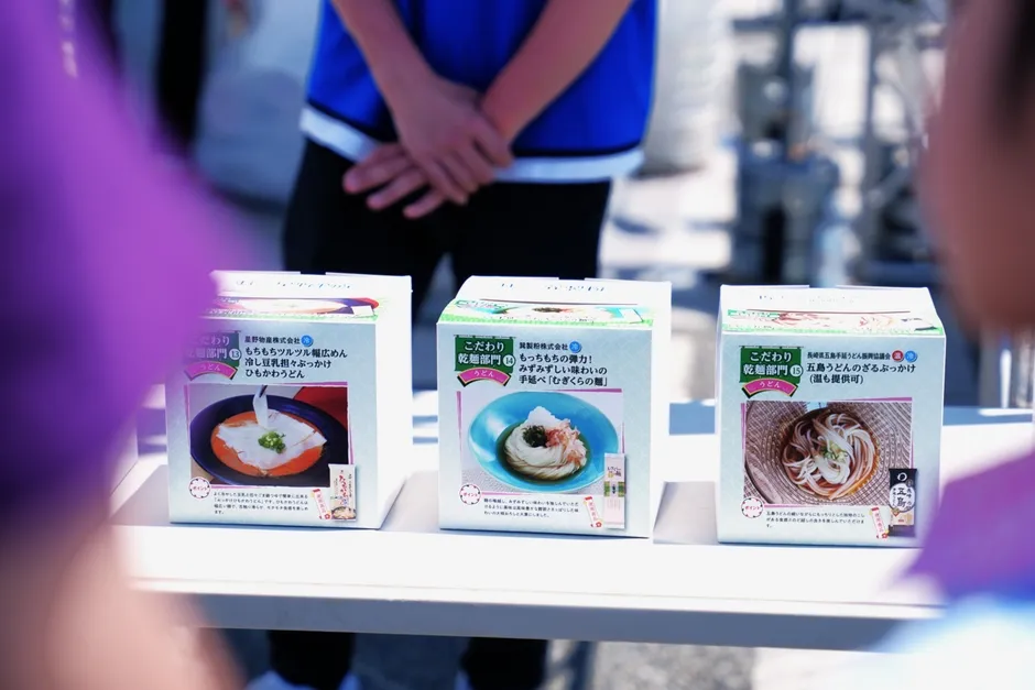 乾麺グランプリのブースで、麺が提供されている様子です。