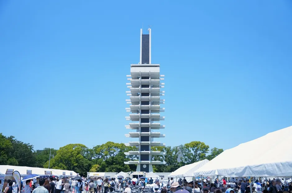 乾麺グランプリの会場風景で、多くの来場者が賑わっています。
