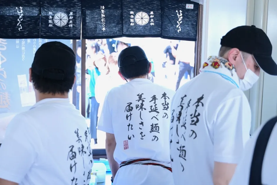 乾麺グランプリのブースで、スタッフが麺を準備しています。