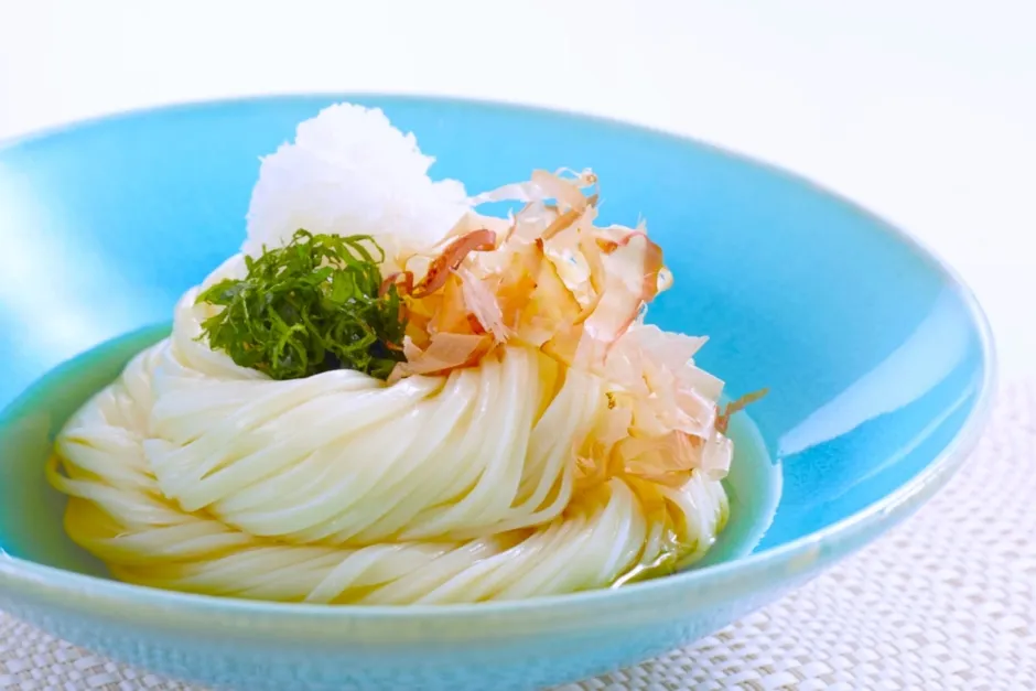乾麺グランプリのブースで、多くの人が列を作って並んでいます。