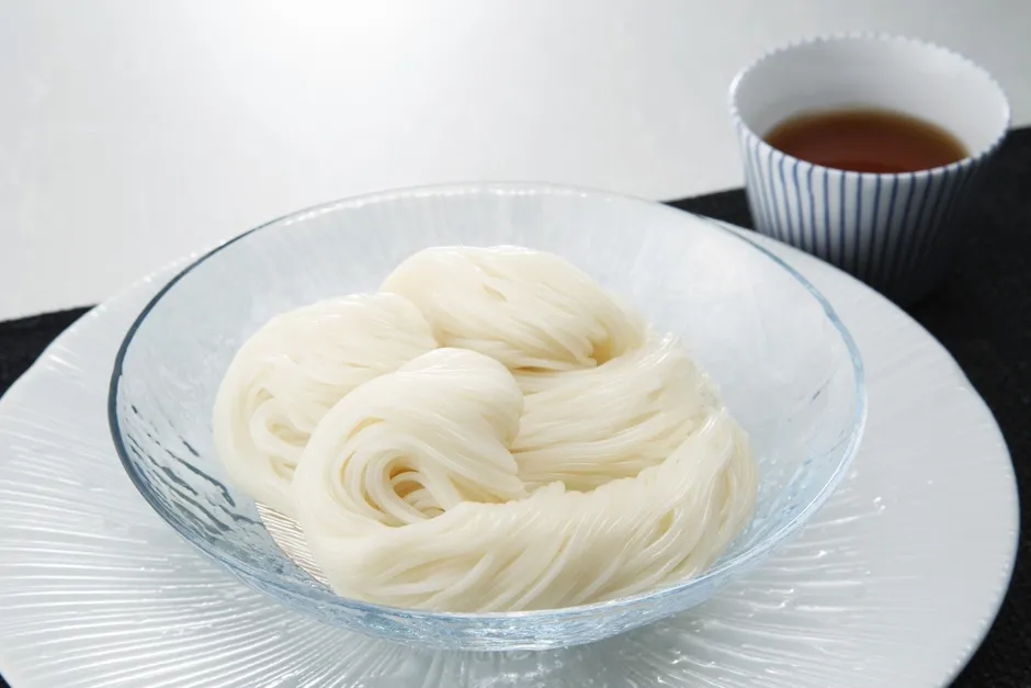 「サタプラ」で紹介された三輪素麺を含む、巽製粉の多様な商品の写真です。