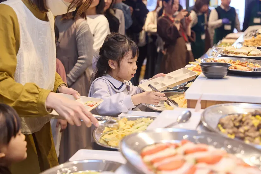 アレルギーフレンドリーブッフェで好きな料理を選ぶ子ども