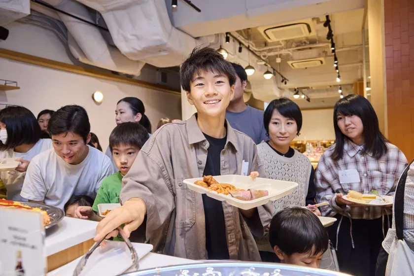 卵・乳・小麦不使用の料理を楽しむ参加者