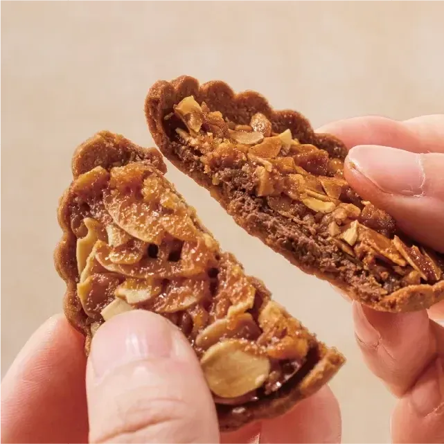 ドゥーブルナッツタルトを真上から見たカット、クッキー層
