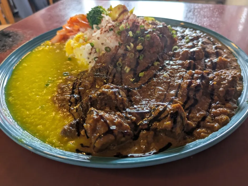 スパイスカレーFIFTYの華やかな一皿