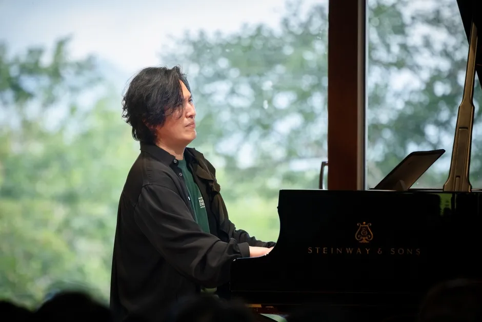 清塚信也 Piano Trio 演奏中の様子