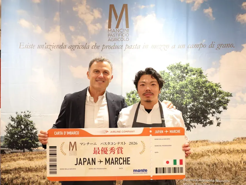 表彰式にて。マンチーニ社のマッシモ社長(左)「ALTER EGO」金子シェフ(右)