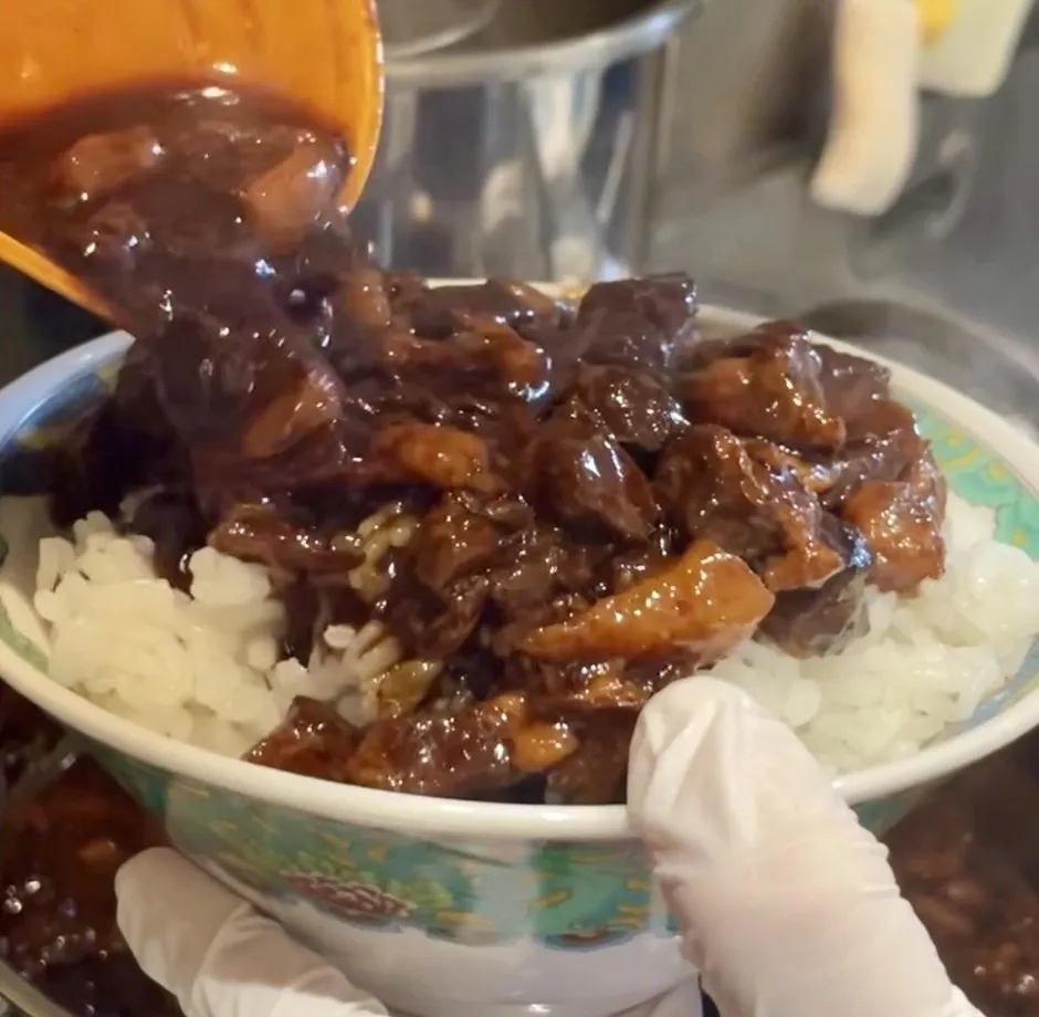 看板メニューは魯肉飯（ルーロー飯）