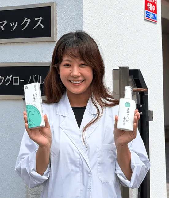 美容液ボトルと仏マスクのイメージ