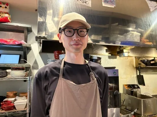 様々なスパイス料理が並ぶ様子