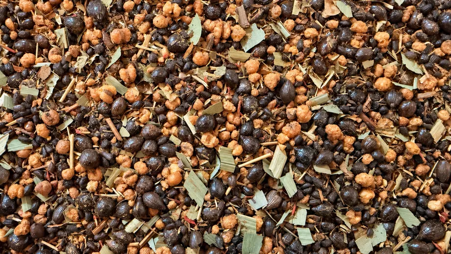 粒や葉片が混ざった美寿茶の素材の接写