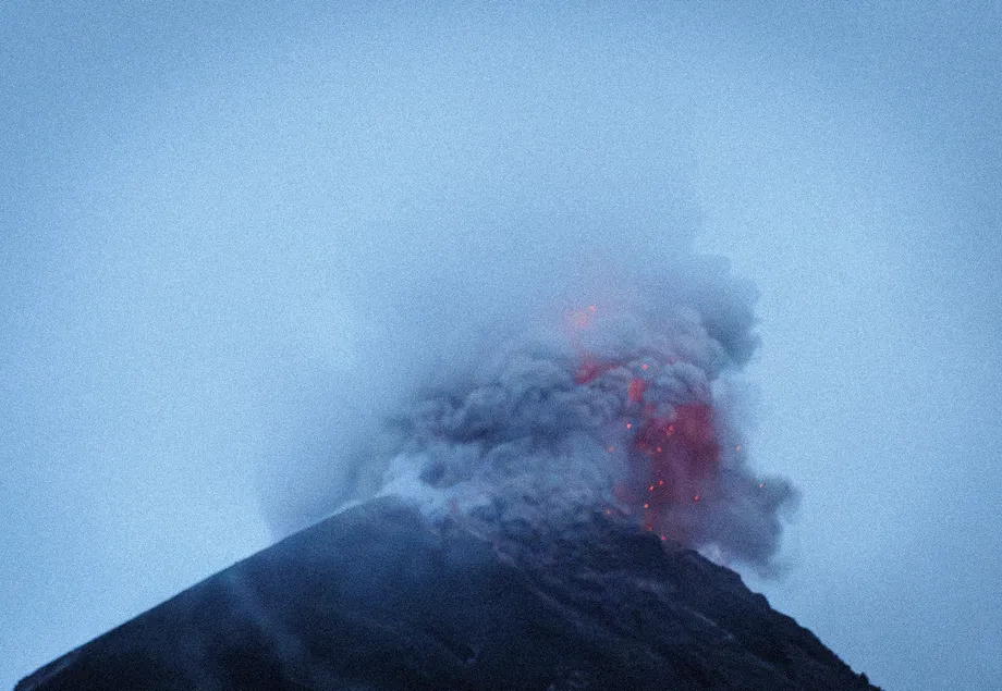 煙と赤い光を捉えたグアテマラのフエゴ火山