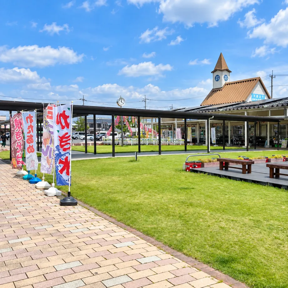 青空の下の道の駅はが