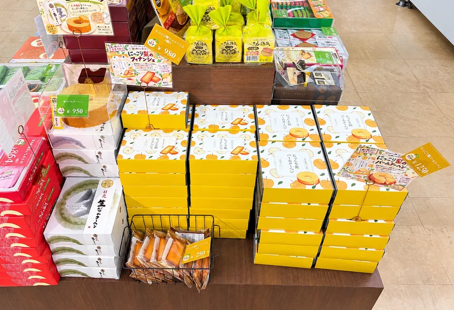 道の駅はがで梨のお菓子が並ぶ売り場