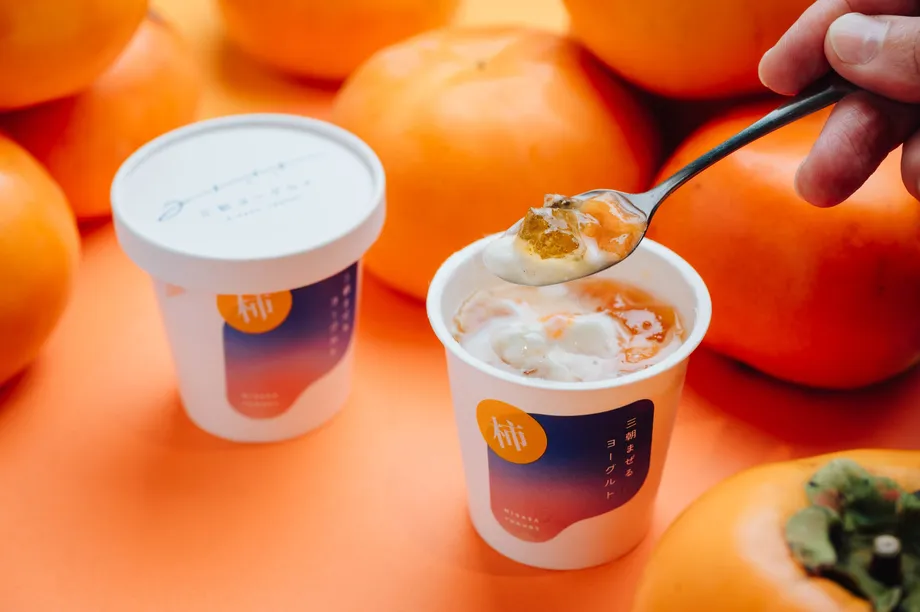 柿にほうじ茶を合わせた理由は?三朝ヨーグルトに聞く、秋限定カップの香りと果肉感