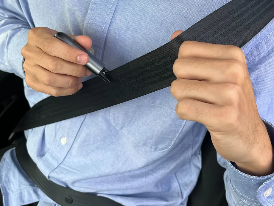 シートベルトにTOPPAのカッター部分を当てた使用場面