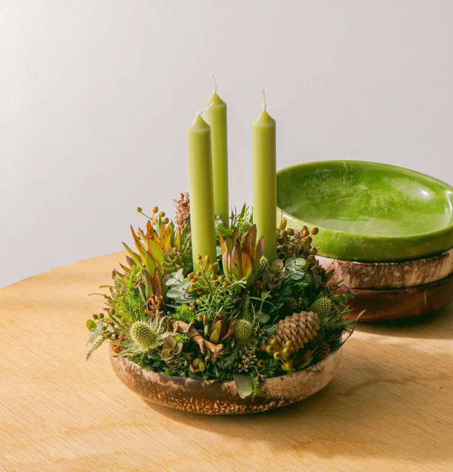植物と3本のグリーンのキャンドルを合わせた作品
