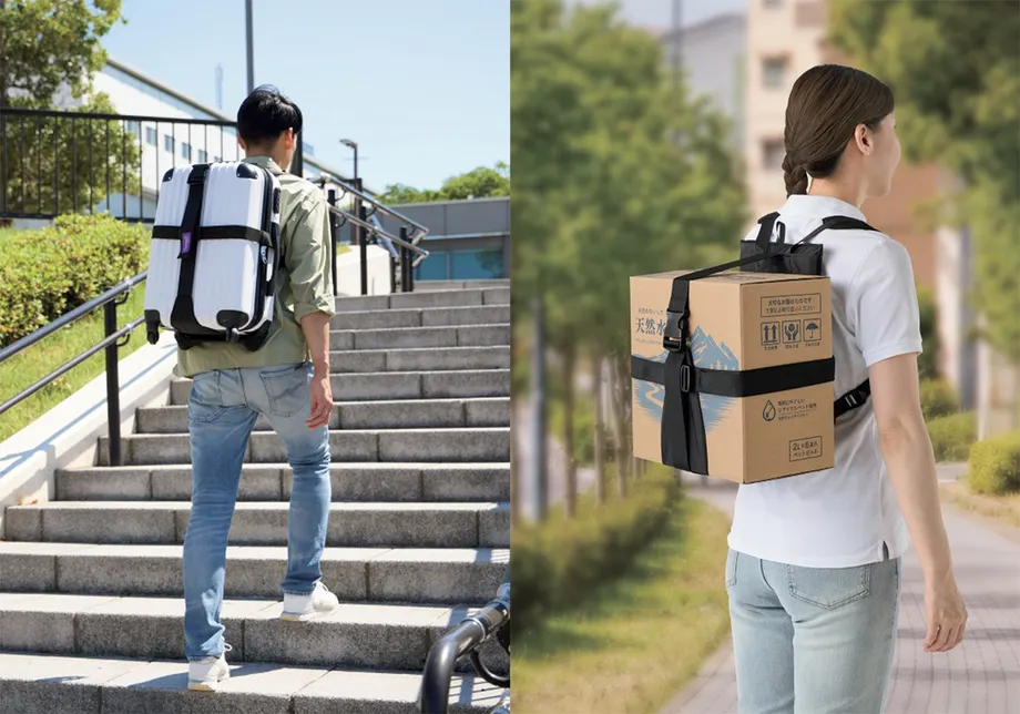 階段でケースを背負う男性と箱を背負う女性