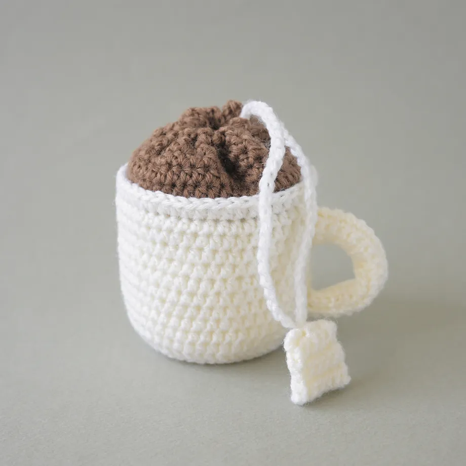 白い持ち手と茶色い上部があるコーヒーカップ型ポーチ