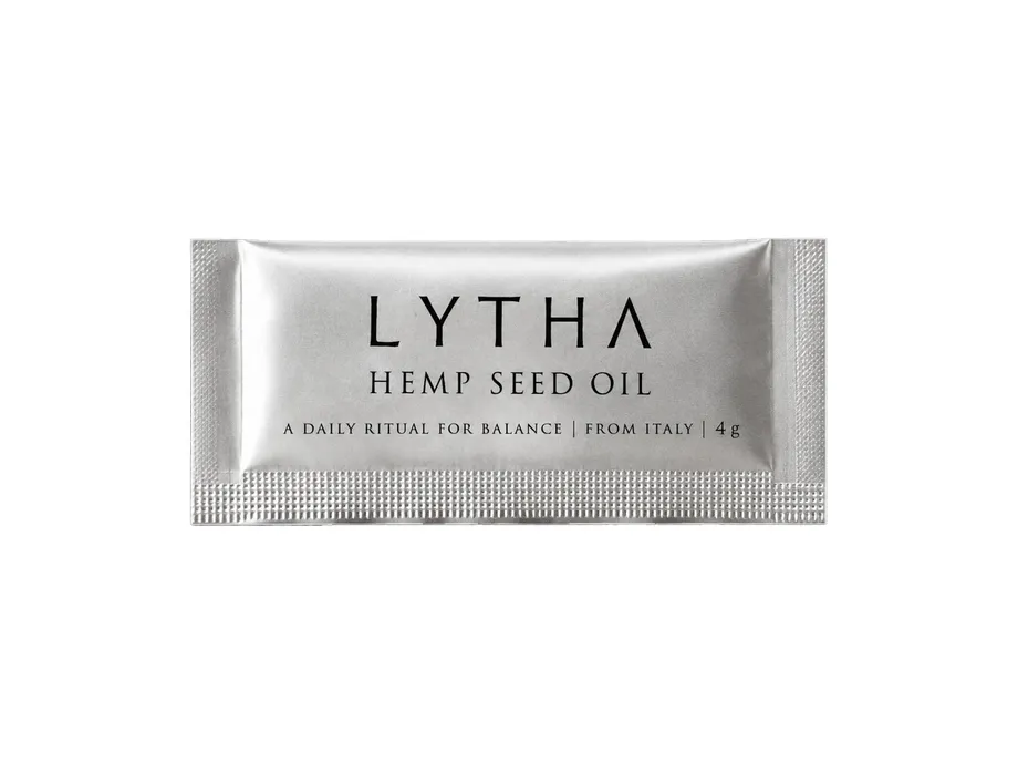 LYTHA HEMP SEED OILと4gの表示がある銀色の個包装