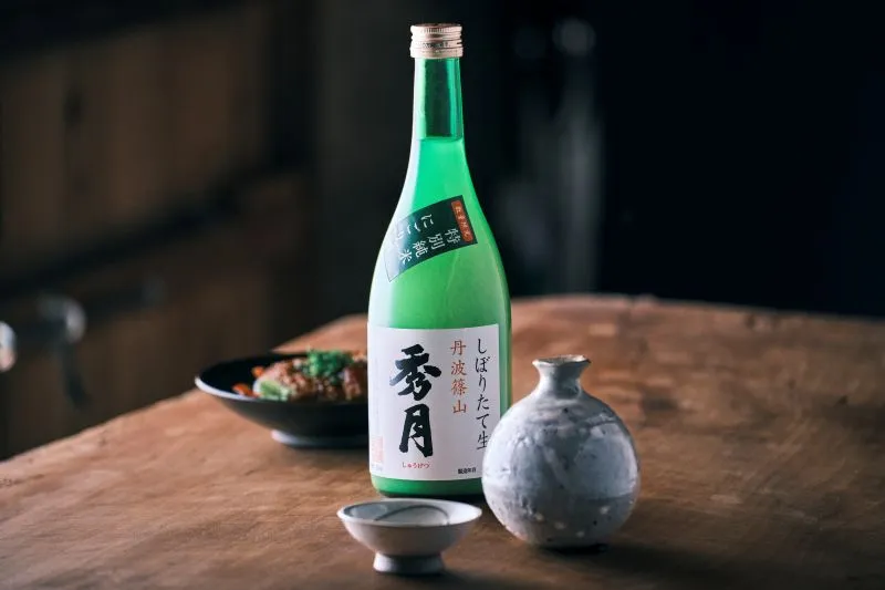 にごり酒の瓶と酒器