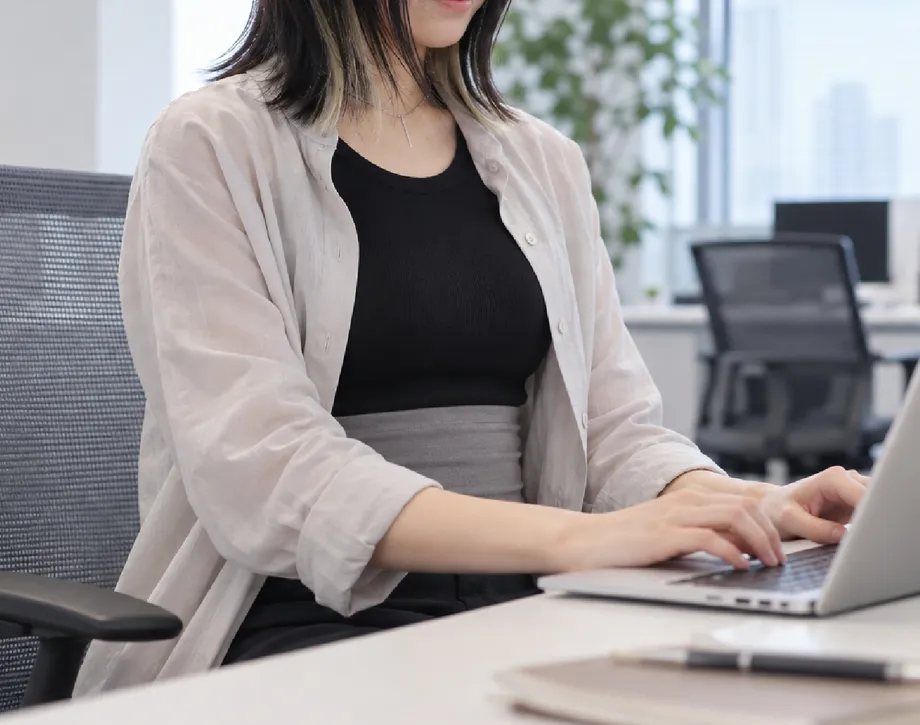 椅子で仕事をする着用イメージ