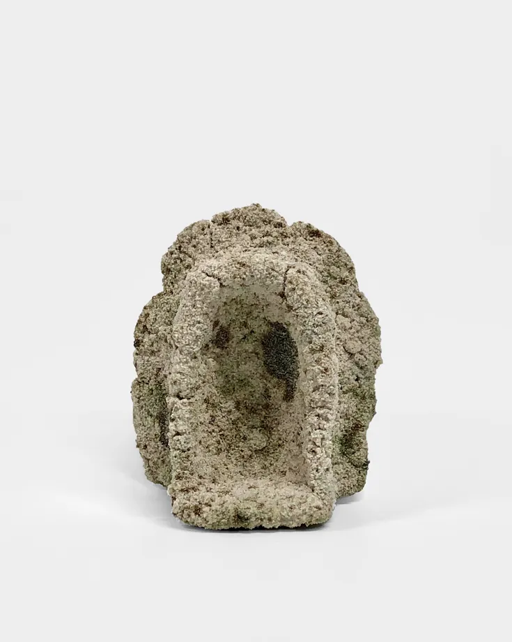 戸矢万葉の作品「変容する遺物」