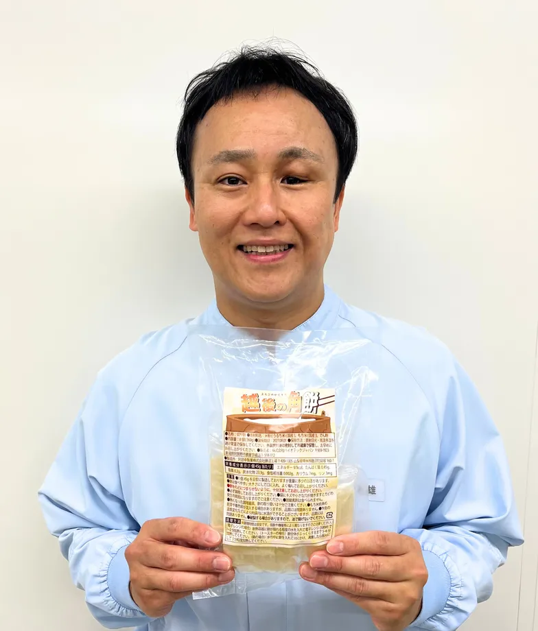 商品を手にする開発担当者
