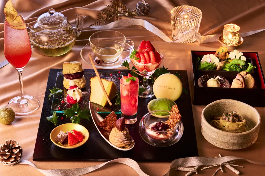料理とお茶の並ぶテーブル