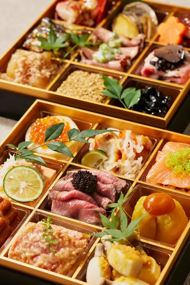 二段のおせちを斜めから写した料理の接写