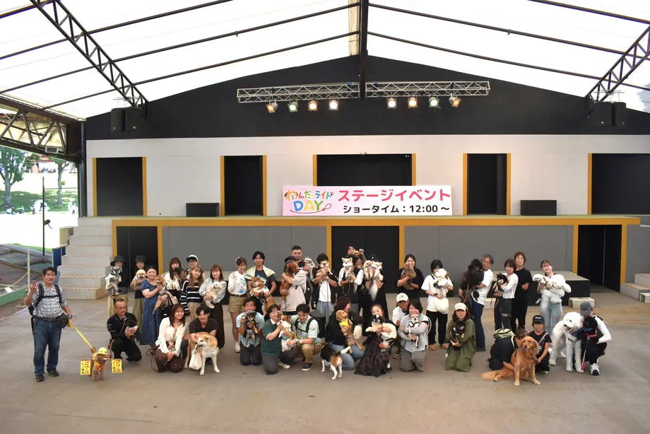 ステージ前に犬と集まった参加者