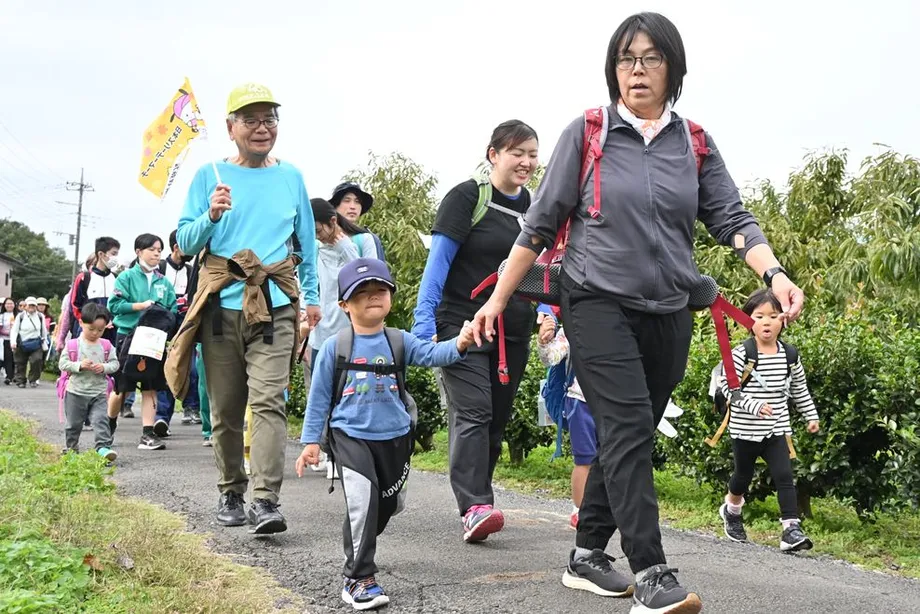 子どもと歩く参加者