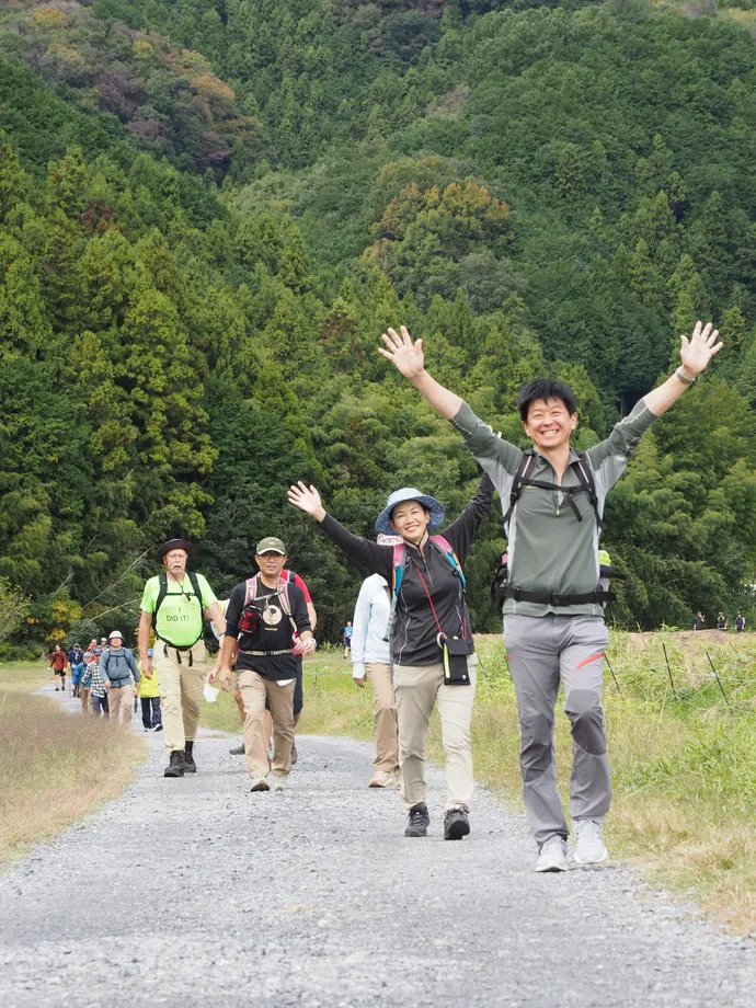 山あいの道を歩く参加者