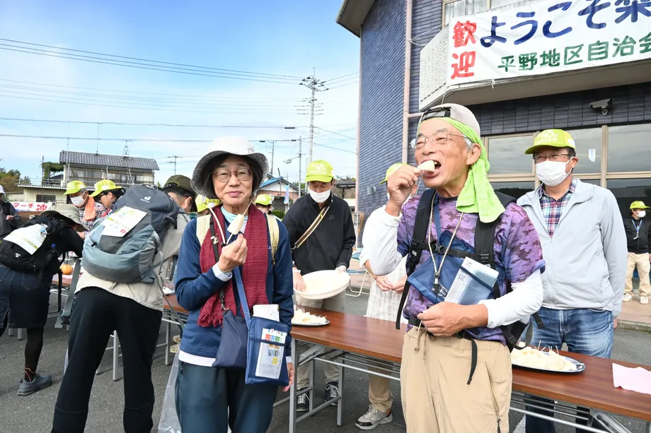 会場で休憩する参加者