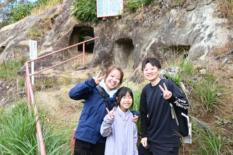 岩の前に立つ参加者