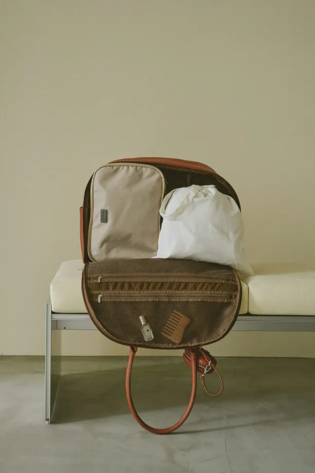 開いたバッグの中に荷物が入った様子