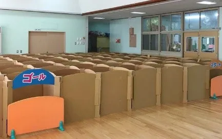 段ボールで作られた迷路