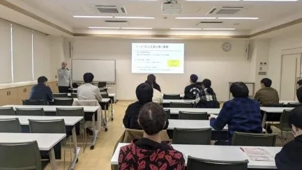 セミナー会場で話を聞く参加者