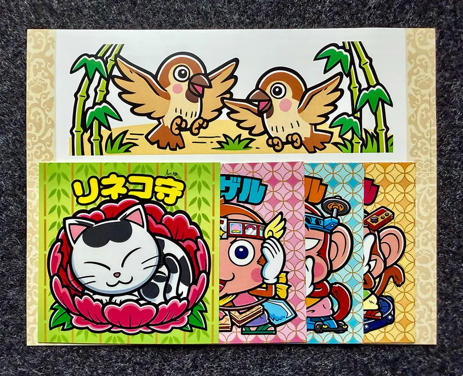 ４枚のシールと特製台紙を並べた限定セット