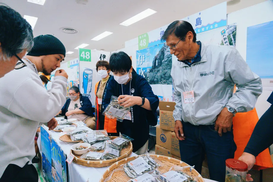 伊吹島の物産を囲む人たち