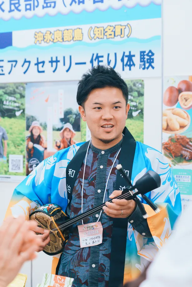 楽器を演奏する人