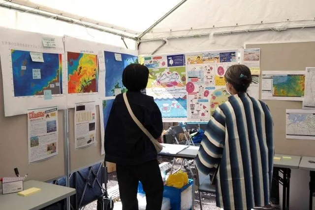パネル展示を見ている人たち