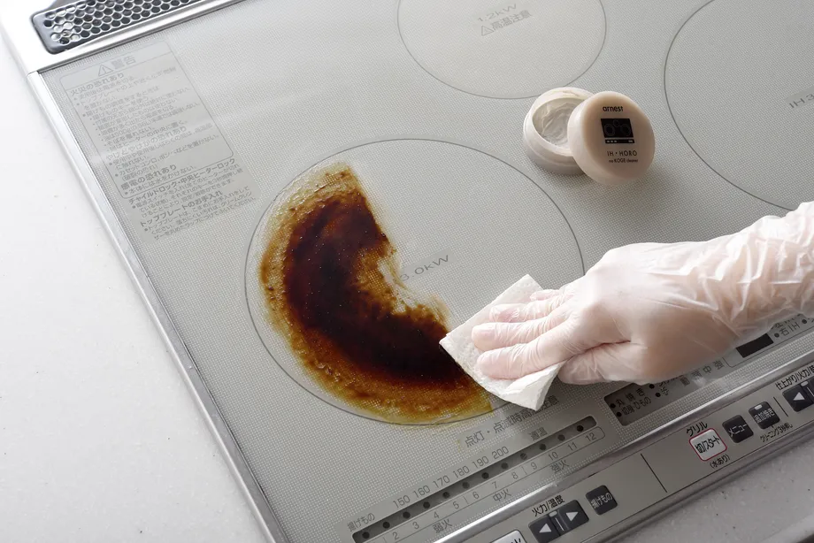 IH調理器の焦げを磨く様子