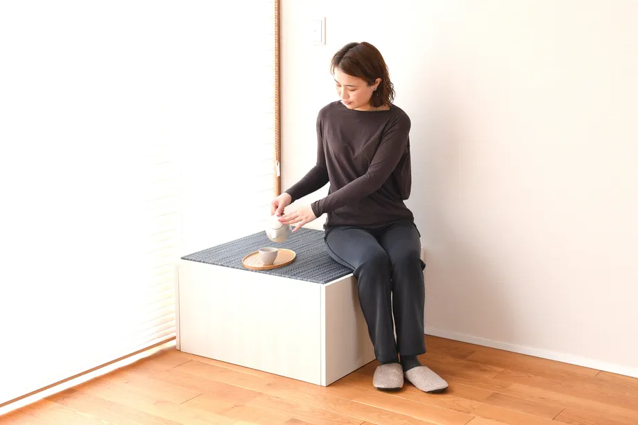 コンパクトな畳小上がりに座る使用例