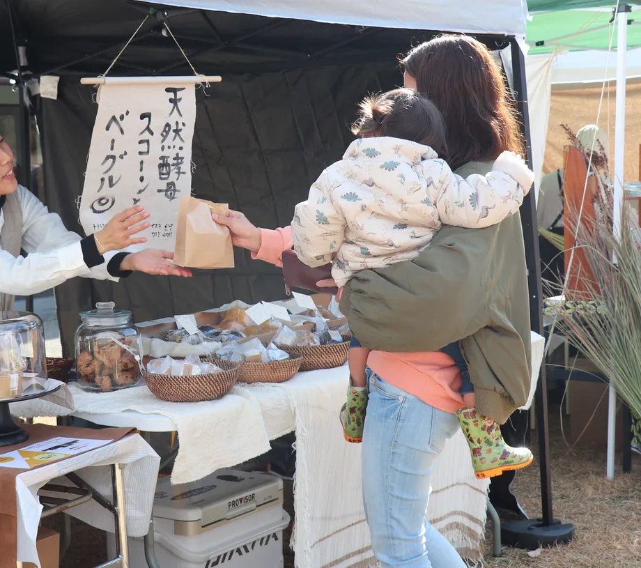 マルシェで生産者と来場者が接する様子