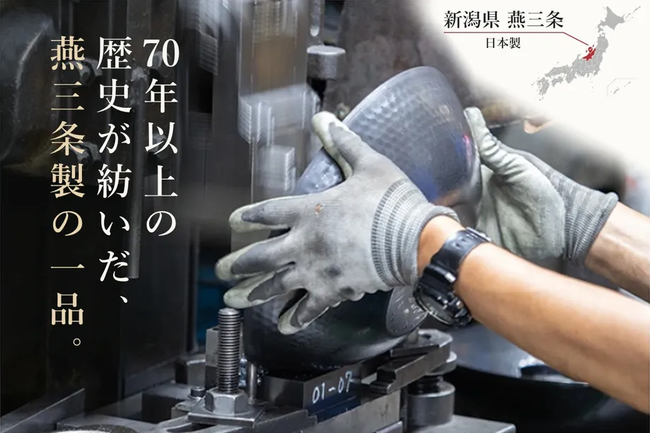 工房で鉄鍋を加工する様子