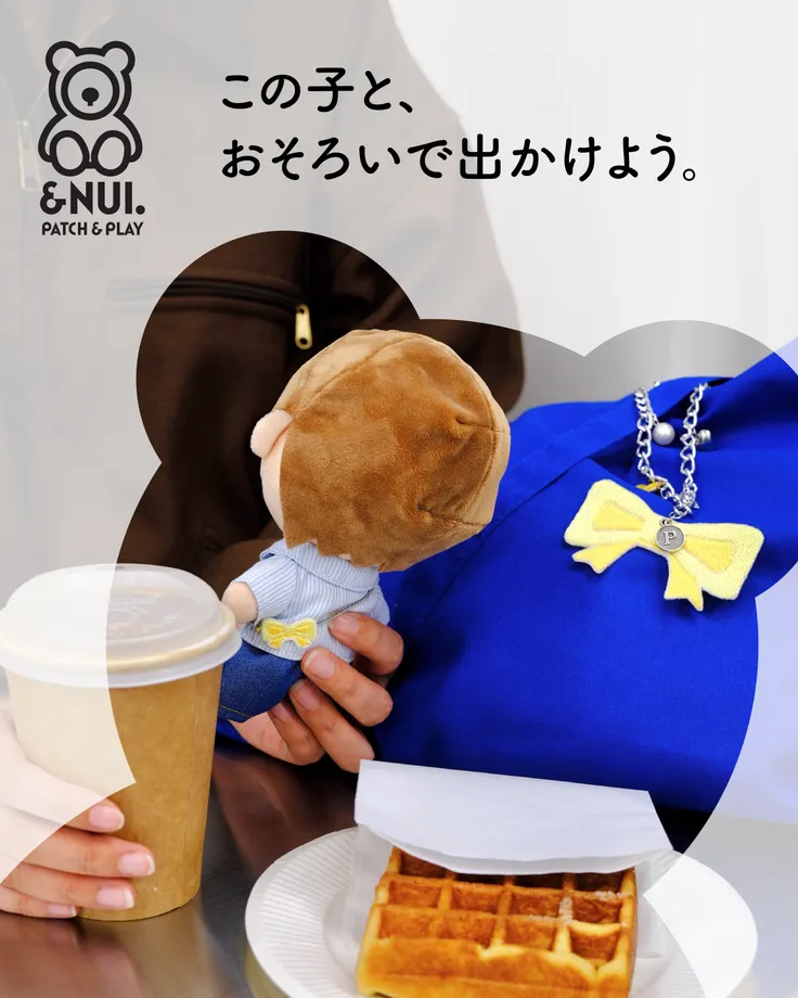 ぬいと青いバッグに付いたおそろいのリボン