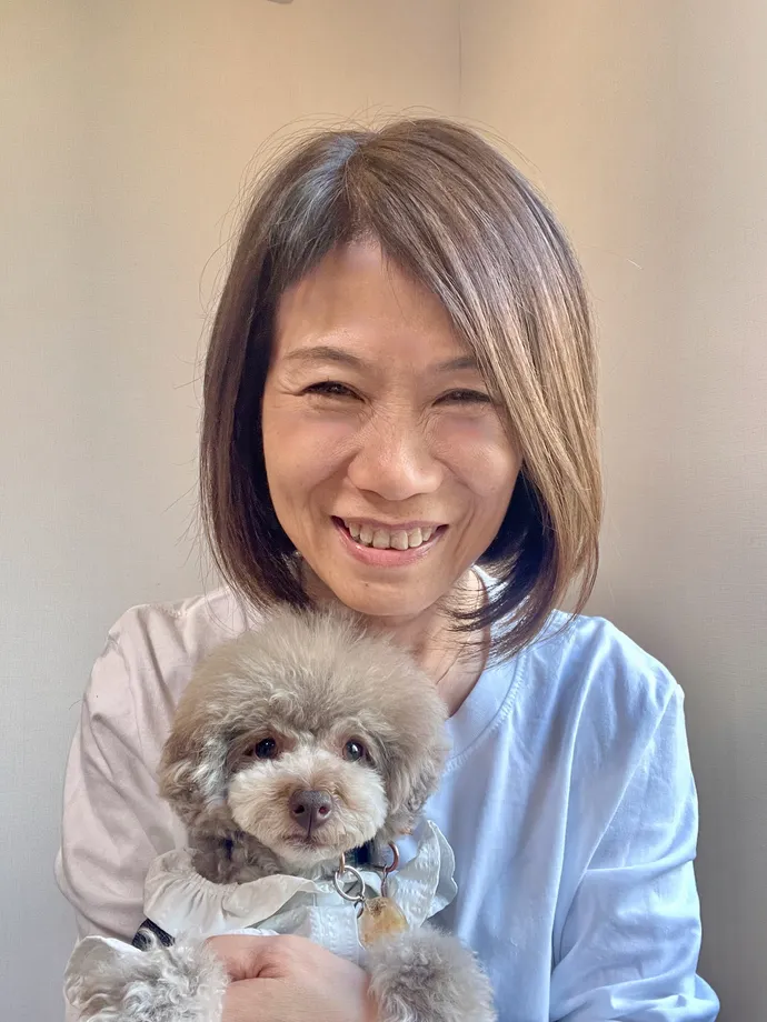 犬を抱く施設代表