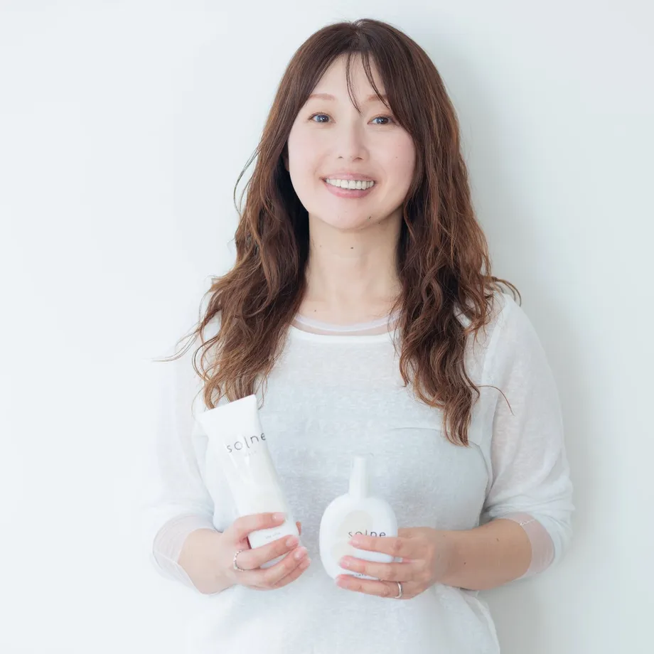 solneの商品を手に持つ女性
