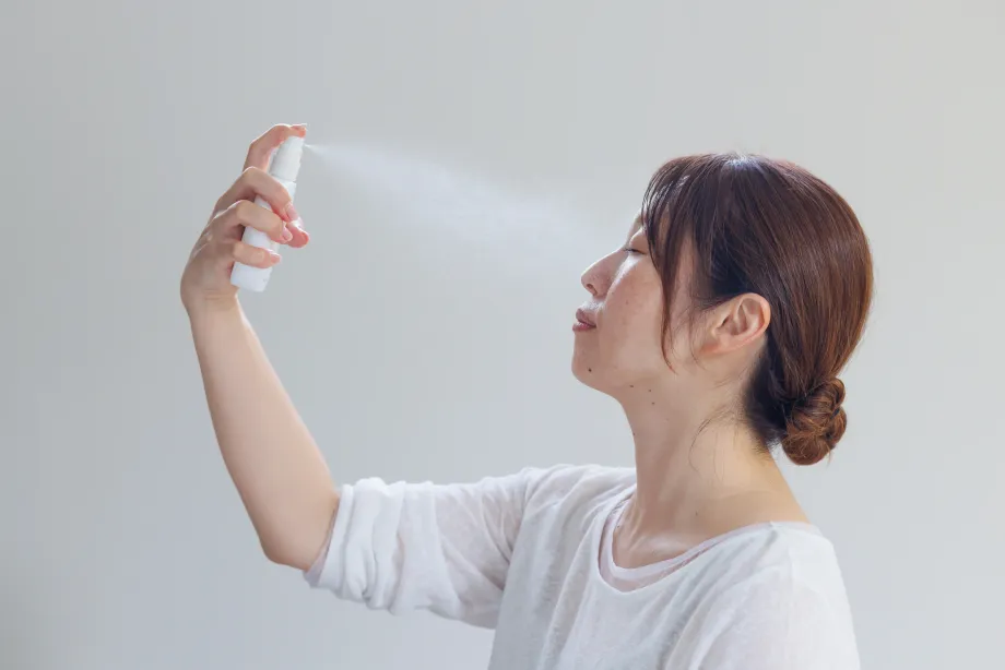 ミストを顔に向けて吹きかける様子